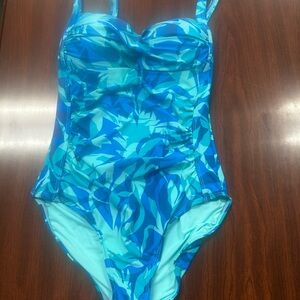 Nip Tuck Swim Size 4 Blue Floral With Ruching One Piece Bath Suit NWOT‎